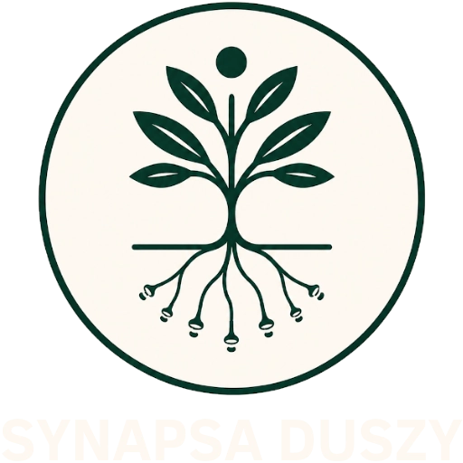 Okrągłe logo Synapsa Duszy. Wewnątrz jasnego, kremowego okręgu znajduje się ciemnozielona grafika przedstawiająca stylizowane drzewo – jego górna część ma gałęzie z liśćmi i pojedynczą kropkę nad czubkiem, a dolna część pod linią gruntu przechodzi w korzenie zakończone synapsami. Poniżej okręgu widnieje duży, wyraźny napis „SYNAPSA DUSZY” w jasnym kolorze.
